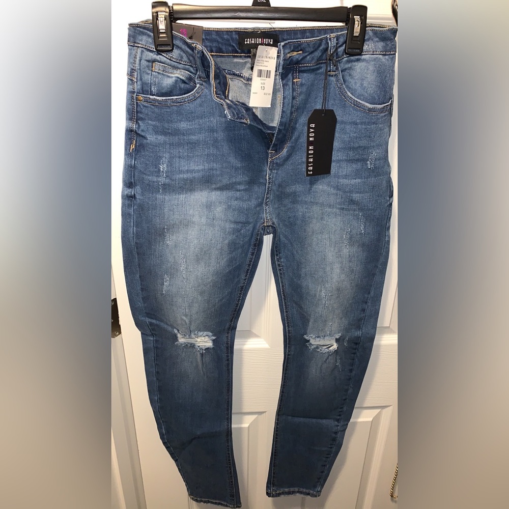 Medium Blue wash ankle jeans!
